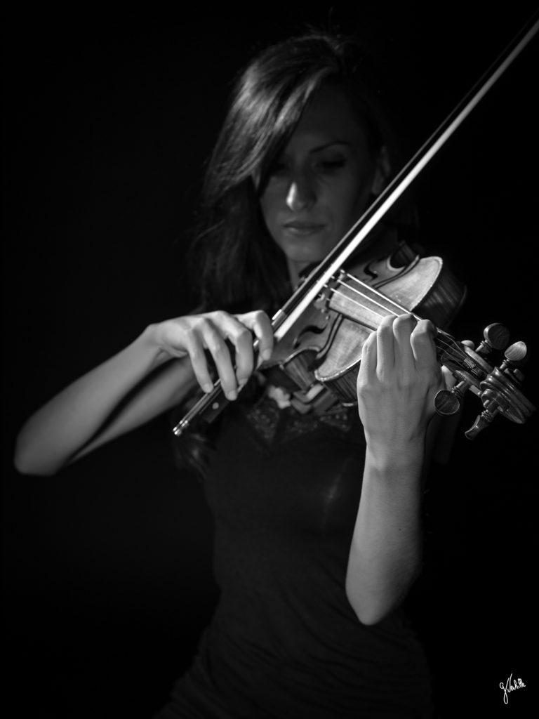 portrait de musicienne noir et blanc femme violoniste avec son instrument musical violon fait pendant la séance photo portrait professionnel-portrait d'artiste au studio photo Germain Verhille photographe à Marseille