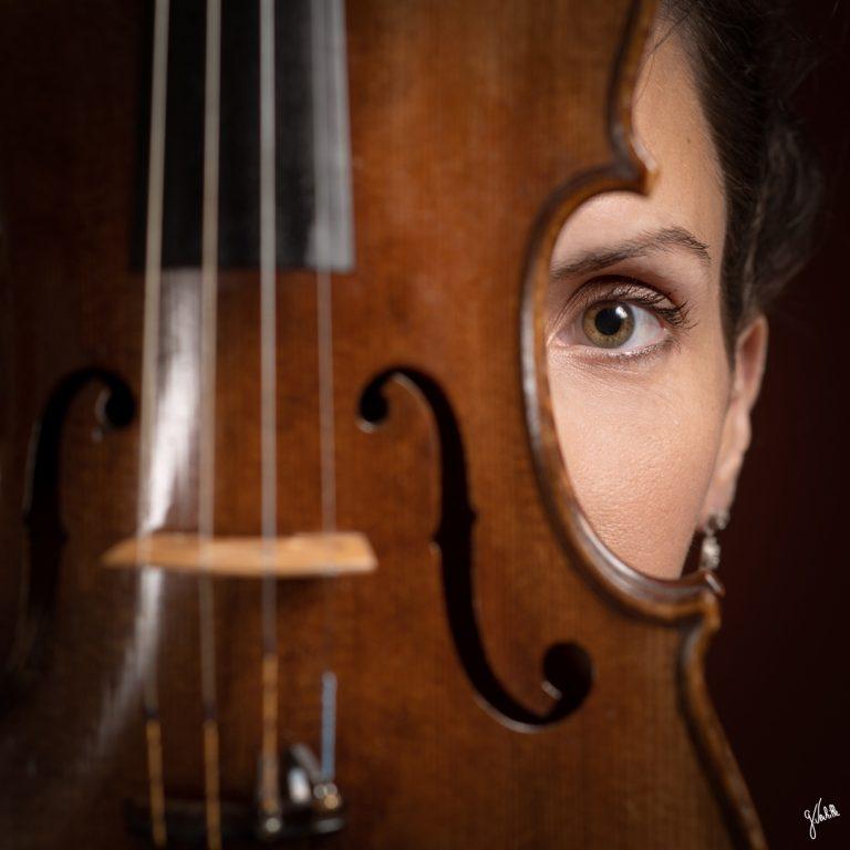 portrait de violoniste musicienne avec son instrument musical violon fait pendant la séance photo portrait professionnel-portrait d'artiste au studio photo Germain Verhille photographe à Marseille