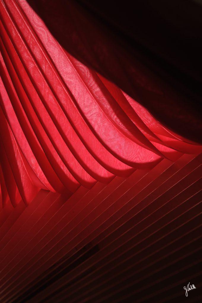 photographe maitre artisanat d'art Germain Verhille Marseille broderie tissu plissé rouge Les filles d'Hortensia, Broderie d'Art, Arbue Véronique