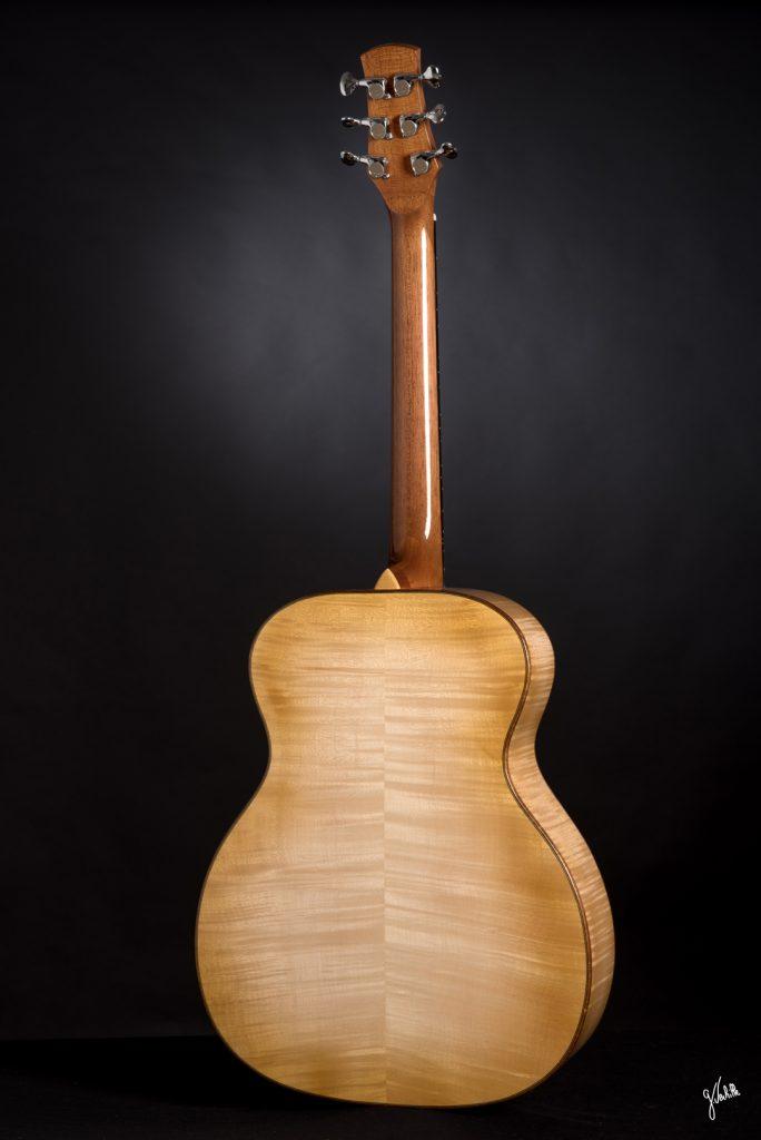 instrument acoustique packshot photo professionnel photographe Marseille Germain Verhille artisanat luthier guitare maitre artisanat d'art