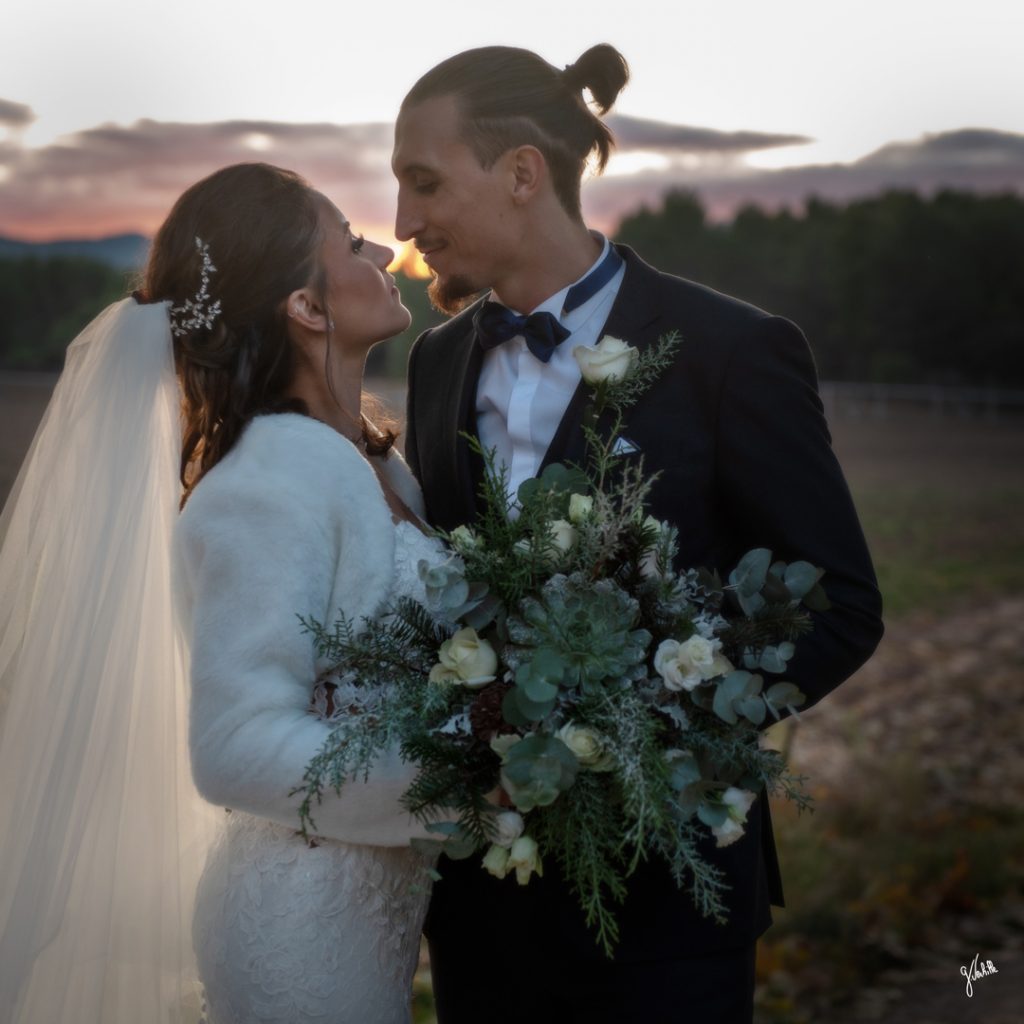 photo de couple au coucher de soleil voile de mariée mariage photographe Germain Verhille Marseille