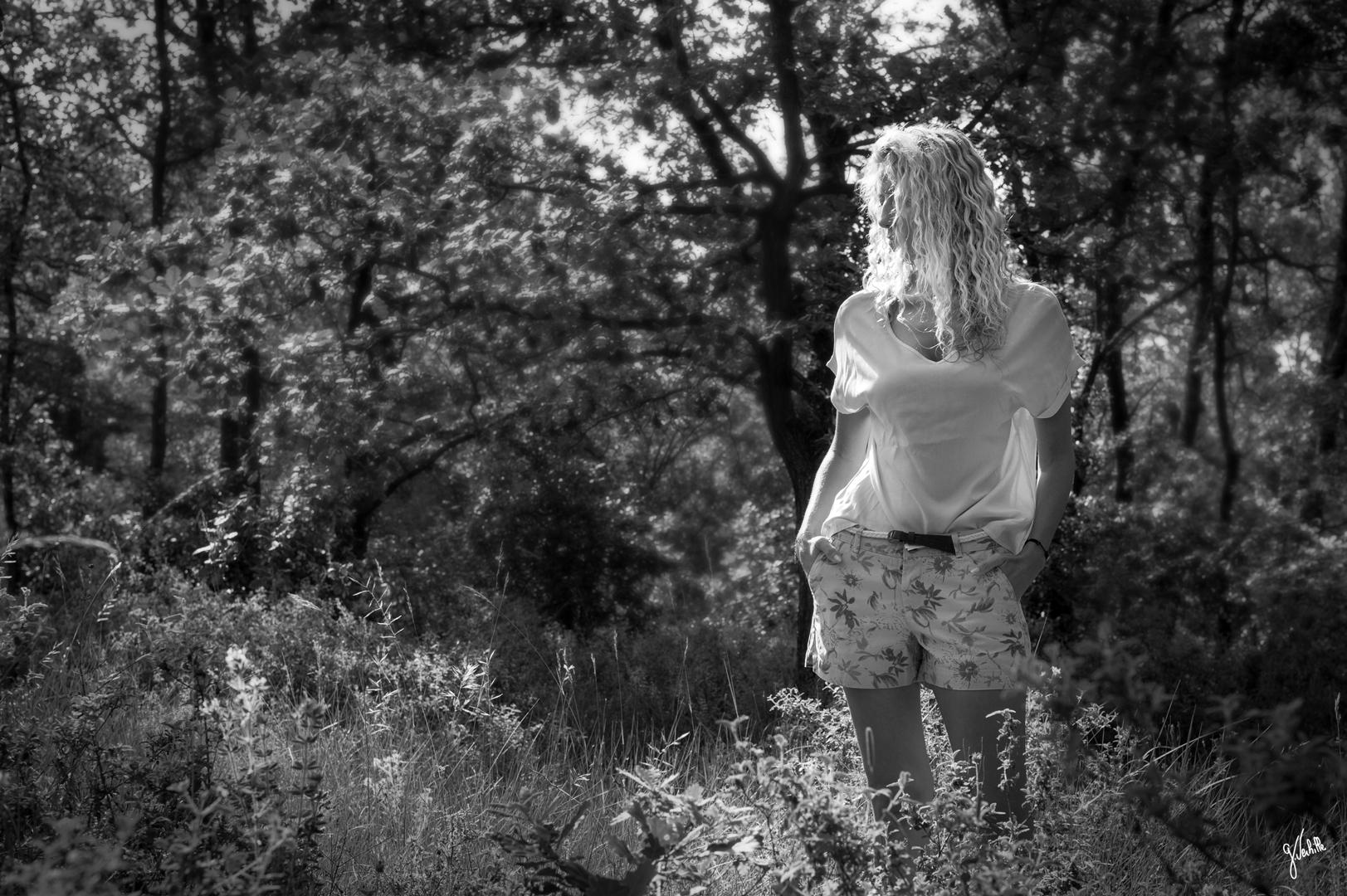 portrait de femme entrain de poser pour un shooting photo à l'extérieur dans la nature fait pendant la séance photo book modèle mannequin acteur actrice figurant par Germain Verhille photographe à Marseille