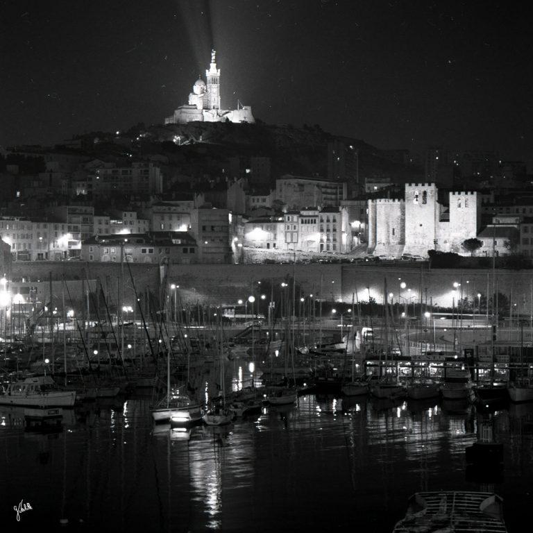 photo de nuit Vieux port de Marseille noir et blanc photographe Marseille Germain Verhille
