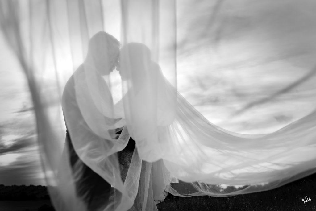 photo noir et blanc de couple mariage voile de mariée photographe de mariage à Marseille, Provence-Alpes-Côte d'Azur Germain Verhille