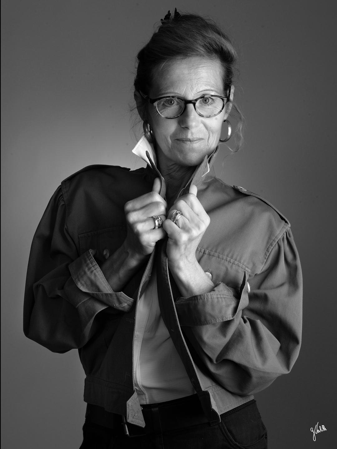 portrait de femme avec des lunettes noir et blanc réalisé lors de la séance shooting photo Book de mode, acteur actrice comédien comédienne figurant pour un agence de casting, studio photo "Germain Verhille Photographe" à Marseille