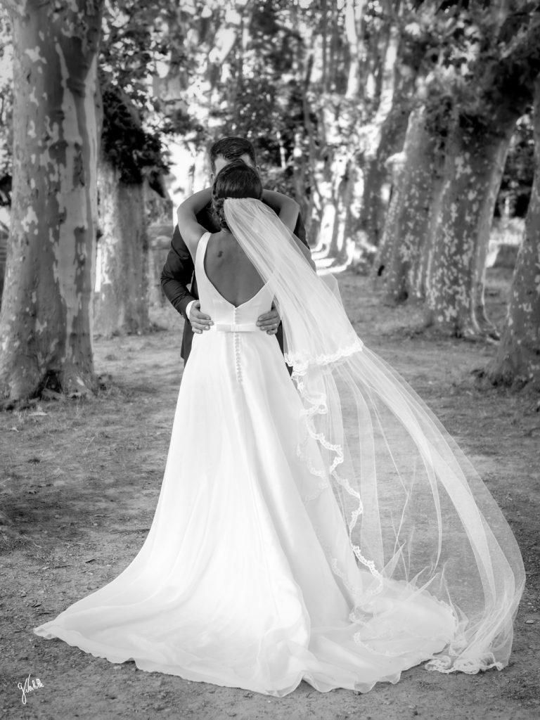 photographe de mariage Germain Verhille à Marseille Provence-Alpes-Côte d'Azur photo de couple noir et blanc voile de mariée