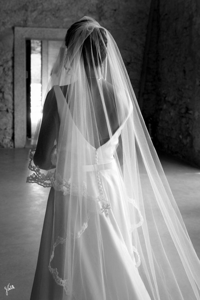 photographe de mariage Germain Verhille à Marseille, Provence-Alpes-Côte d'Azur photo noir et blanc préparatif de mariage robe voile de mariée