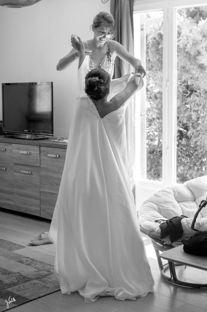 photographe de mariage Germain Verhille Marseille Provence-Alpes-Côte d'Azur photo noir et blanc préparatif de mariage robe de mariée