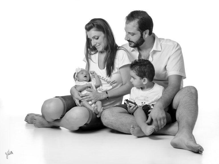 Portrait noir et blanc d'une famille parents avec ses enfants nourrisson bébé nouveau né réalisé lors de la séance shooting photo portrait de famille au studio photo "Germain Verhille Photographe" à Marseille
