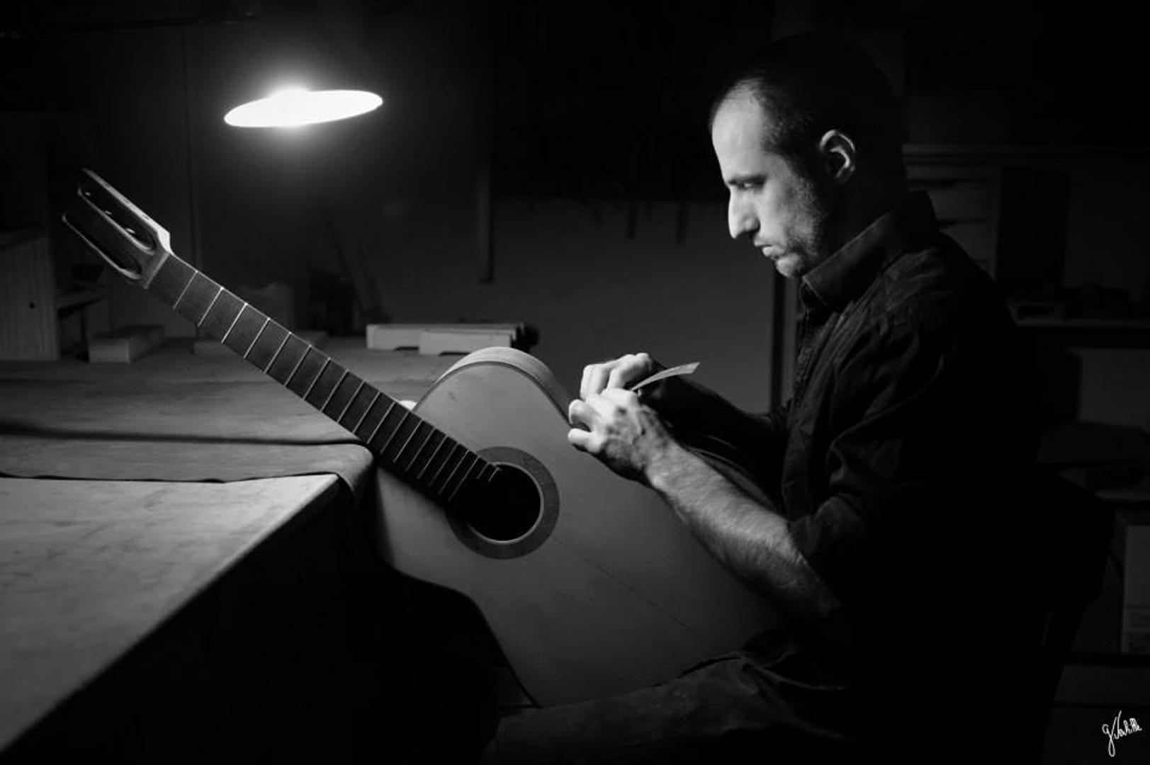 portrait artisan luthier guitare noir et blanc photographe marseille germain verhille