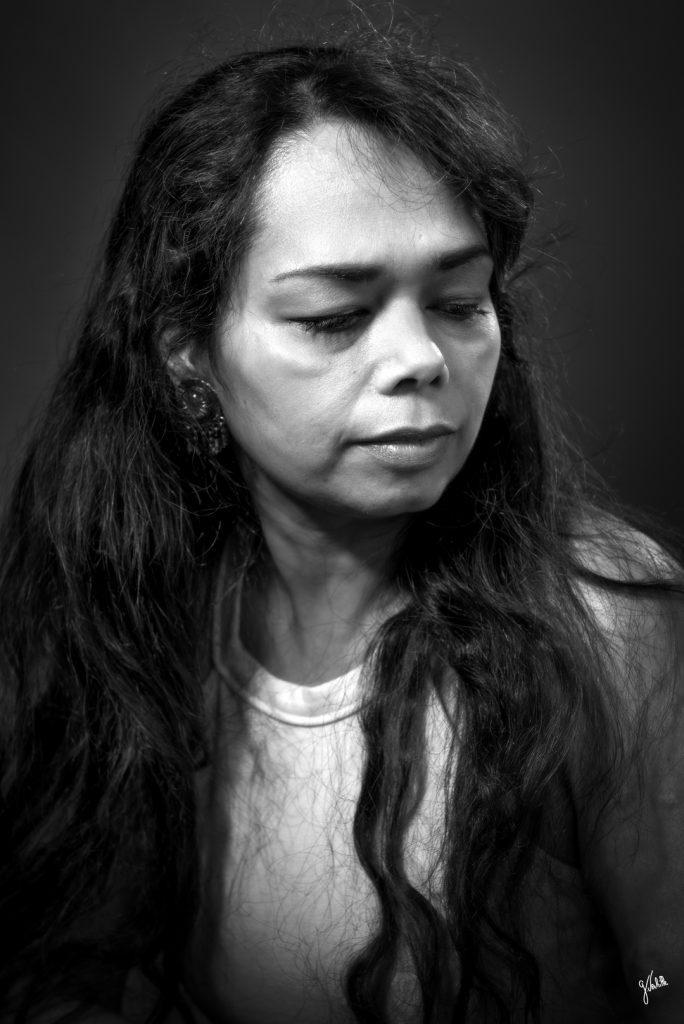 Portrait de femme noir et blanc réalisé lors de la séance photo "Portrait de soi" , "Estime de soi" au studio photo "Germain Verhille Photographe" à Marseille