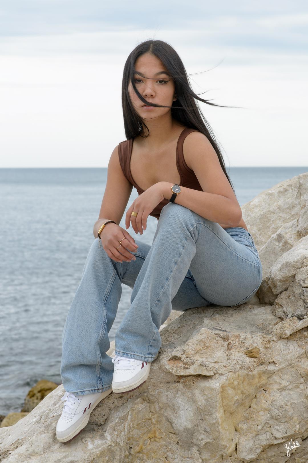 portrait de femme assise sur un rocher devant la mer à la plage fait pendant la séance photo book modèle mannequin acteur actrice figurant par Germain Verhille photographe à Marseille
