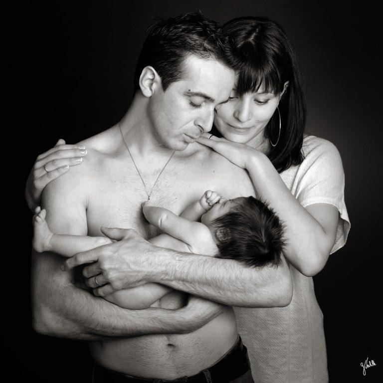 Portrait de couple avec nourrisson bébé nouveau né réalisé lors de la séance shooting photo portrait de famille au studio photo "Germain Verhille Photographe" à Marseille