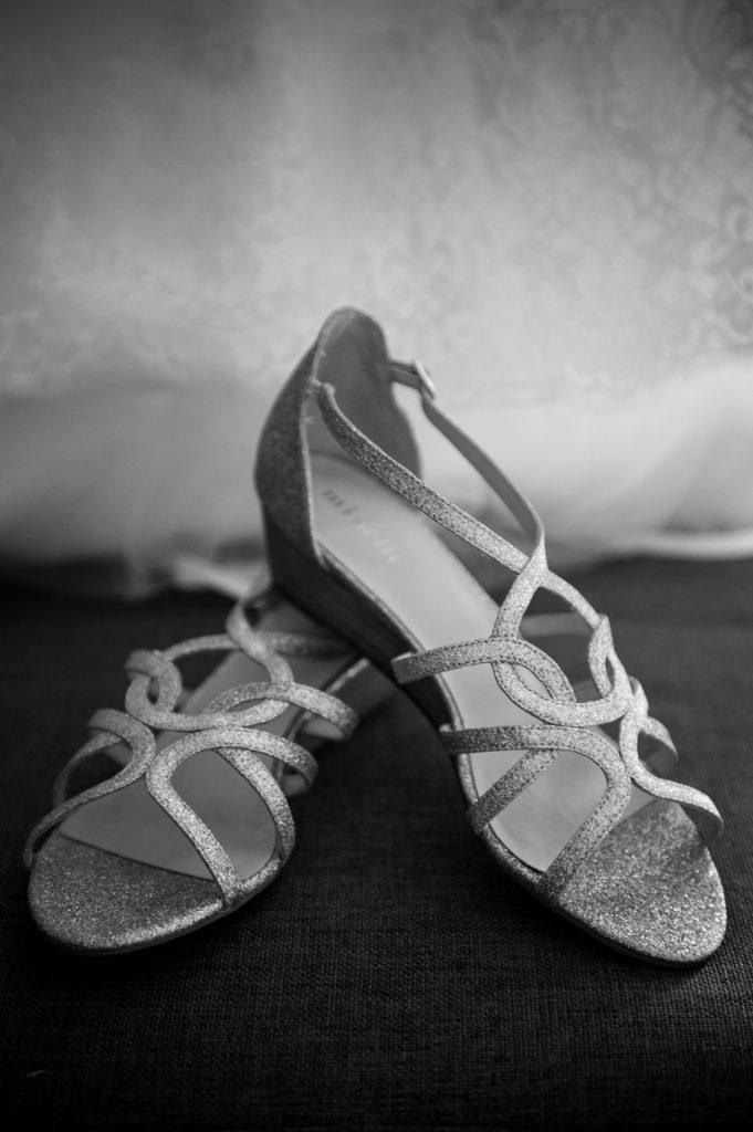 séance photo noir et blanc préparatif de mariage chaussures de mariée photographe Marseille Provence-Alpes-Côte d'Azur Germain Verhille