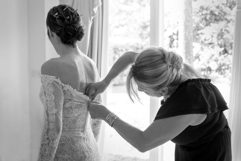séance photo noir et blanc préparatif de mariage mariée photographe à Marseille Provence-Alpes-Côte d'Azur Germain Verhille
