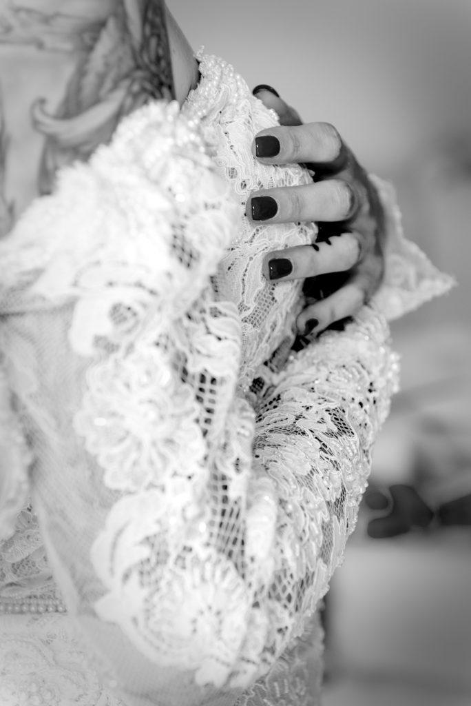 séance photo noir et blanc préparatif de mariage robe de mariée photographe Marseille Provence-Alpes-Côte d'Azur Germain Verhille