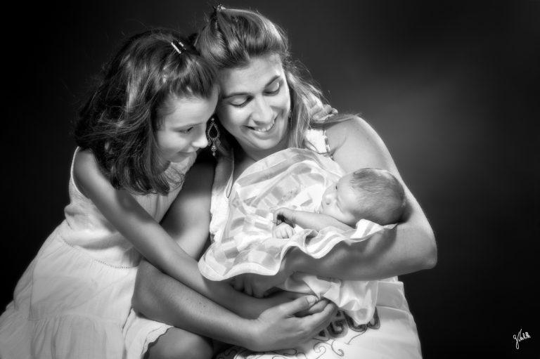 noir et blanc portrait de famille nourrisson bébé nouveau né enfant réalisé lors de la séance shooting photo portrait de famille au studio photo "Germain Verhille Photographe" à Marseille