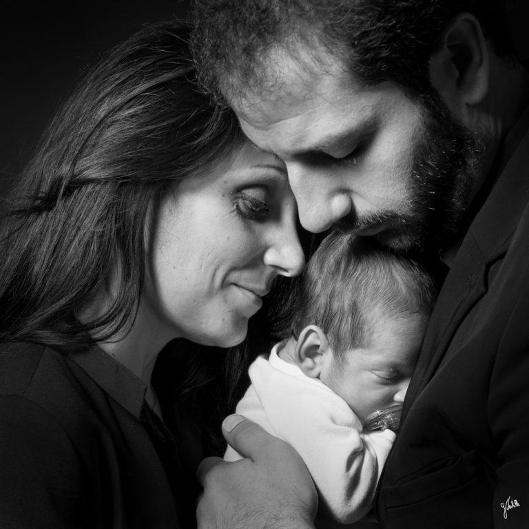 Portrait de couple noir et blanc avec nourrisson bébé nouveau né réalisé lors de la séance shooting photo portrait de famille au studio photo "Germain Verhille Photographe" à Marseille