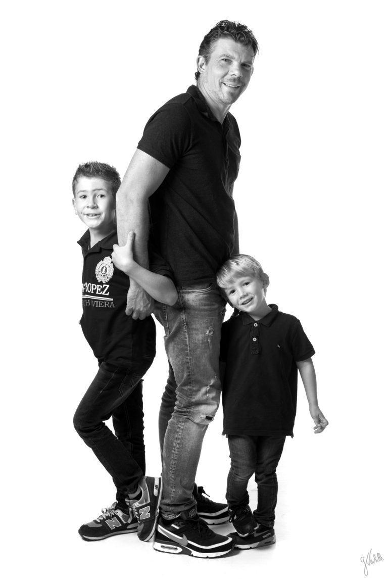 Portrait noir et blanc d'une famille réalisé lors de la séance shooting photo portrait de famille au studio photo "Germain Verhille Photographe" à Marseille