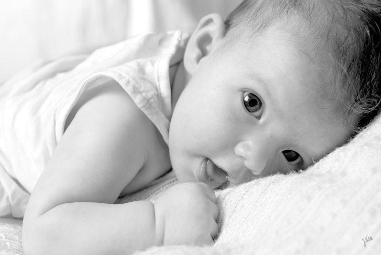 portrait noir et blanc de nourrisson bébé nouveau né réalisé lors de la séance photo au studio photo "Germain Verhille Photographe" à Marseille