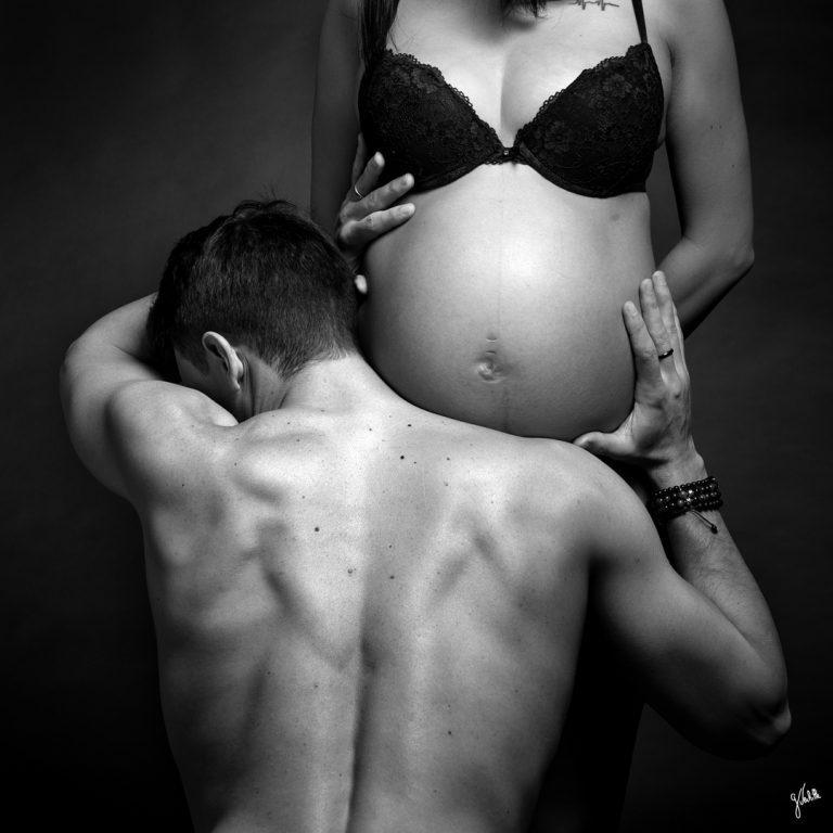 Portrait noir et blanc d'un couple réalisé lors de la séance photo grossesse, femme enceinte, maternité au studio photo "Germain Verhille Photographe" à Marseille