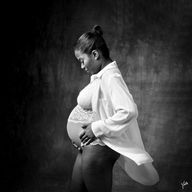 Portrait noir et blanc d'une femme enceinte réalisé lors de la séance photo grossesse, maternité au studio photo "Germain Verhille Photographe" à Marseille