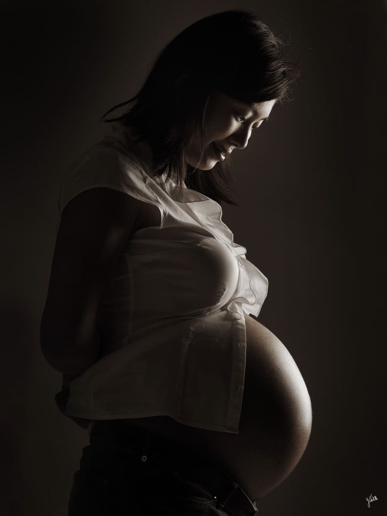 Portrait d'une femme enceinte pris pendant une séance photo grossesse au studio Germain Verhille Photographe à Marseille