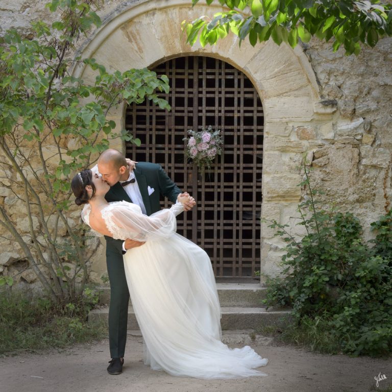Photo de couple de mariés prise le jour de leur mariage en extérieur, dans un cadre naturel printanier. Reportage de mariage réalisé par Germain Verhille, photographe de mariage à Marseille, illustrant une séance photo de couple authentique, naturelle et pleine d’émotion.