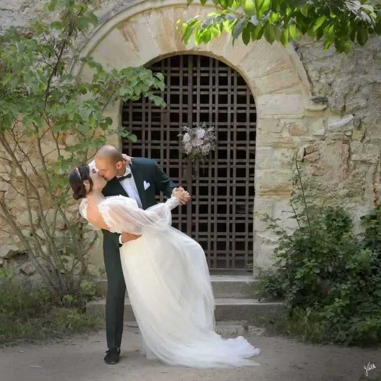 Photographie d'un couple de mariés échangeant un moment complice lors de leur journée de mariage à Marseille. Reportage photo professionnel par Germain Verhille capturant l'amour, les émotions et les souvenirs authentiques en lumière naturelle