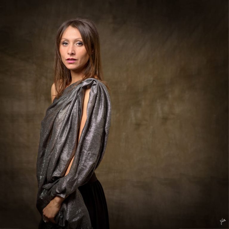 Photo de portrait en studio d’une femme réalisée par Germain Verhille Photographe à Marseille, illustrant le service de séance photo de portraits en studio: portrait d’art a pour objectif de valoriser la personne et portait de soi aussi appelé portrait thérapeutique ou photo-thérapie, aidant à renforcer la confiance en soi et le bien-être personnel.