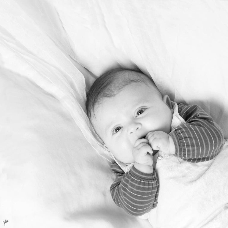 Portrait en noir et blanc d’un bébé réalisé pendant une séance photo au studio Germain Verhille Photographe à Marseille, illustrant le service de shooting photo à Marseille pour bébé, nouveau-né, grossesse, couple, maternité, enfant et famille.