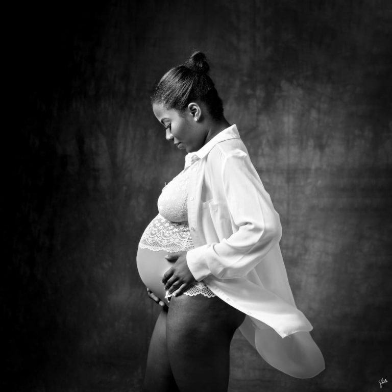 Portrait de femme enceinte en noir et blanc, prise pendant une séance photo de grossesse au studio Germain Verhille Photographe à Marseille, illustrant le service de shooting photo à Marseille pour la grossesse, le couple, la maternité, le nouveau-né, le bébé, l’enfant et la famille. Portrait de grossesse mettant en valeur le ventre rond, la douceur et l’émotion de la maternité.