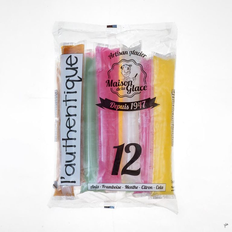 Photographe Marseille Germain Verhille, spécialiste du packshot et de la photo de produit en studio professionnel. Packshot professionnel réalisé par photographe à Marseille, photo de produit pour e-commerce et vente en ligne, image nette sur fond blanc mettant en valeur le produit, idéale pour boutique en ligne, catalogue digital, marketing produit, fiche produit, merchandising et présentation commerciale. Convient aux accessoires, vêtements, cosmétiques, électronique, alimentation ou objets design, avec lumière uniforme, cadrage précis et rendu fidèle des couleurs. mage e-commerce montrant un sachet transparent 'Maison de la Glace' contenant 12 bâtonnets glacés multicolores. La prise de vue packshot met en valeur la lisibilité de l’emballage, les saveurs indiquées, les couleurs des glaces et la qualité du conditionnement, réalisée sur fond blanc pour un rendu propre, lumineux et adapté aux boutiques en ligne et catalogues produits.