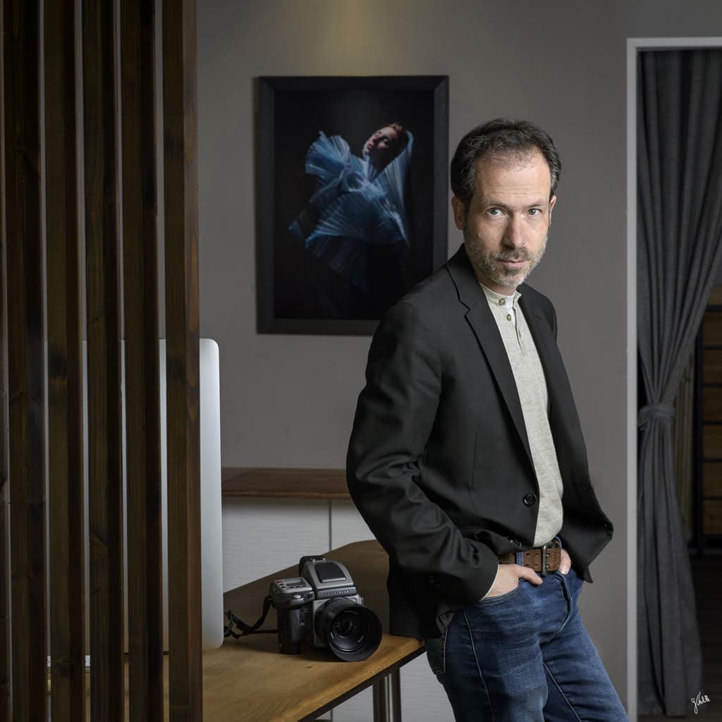 Photographe à Marseille Germain Verhille, autoportrait Germain Verhille est photographe professionnel depuis plus de 20 ans, maître artisan d'art. Il exerce son métier à Marseille, au 13 rue Saint-Pierre, 13005. Il propose des services de photographie pluridisciplinaires, comme la photo d'identité pour tout âge : bébé, enfant, adulte, pour tout document (visa, carte d'identité, passeport, permis de conduire, titre de séjour, photo ANTS avec signature et code, inscription scolaire, etc.). Il propose aussi des portraits pour les professionnels, tels que photo CV, photo pour les réseaux sociaux professionnels tels que LinkedIn, portrait corporate, portrait et reportage dans l’entreprise, etc. Il propose également des séances photo au studio ou en extérieurs : portrait de grossesse, nouveau-né, bébé, nourrisson, famille, photos de book casting mannequin ou acteur-comédien, ainsi que des séances photos de boudoir. Il réalise aussi des reportages d’événement comme mariage, baptême, etc. En plus des séances photo et des reportages, il propose aussi des services de labo photo argentique et numérique : développement des pellicules, tirage photo, restauration et copie des photos anciennes, tirage grand format et reproduction de tableau.