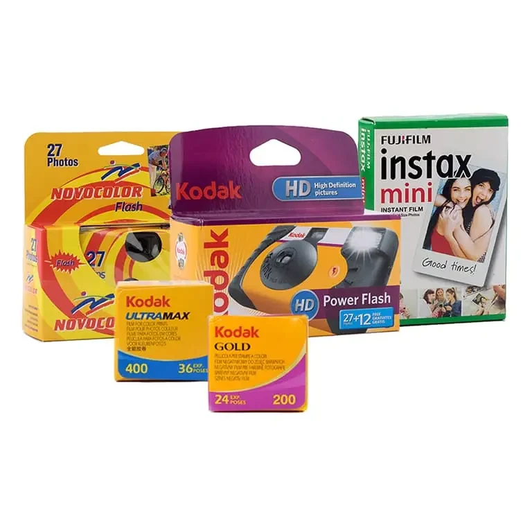 Produits photo disponibles à la vente : appareils photo jetables Kodak et Novocolor, pellicules argentiques Kodak, film instantané Fujifilm Instax Mini. Illustration des articles proposés par Germain Verhille Photographe à Marseille pour la photographie argentique et instantanée.