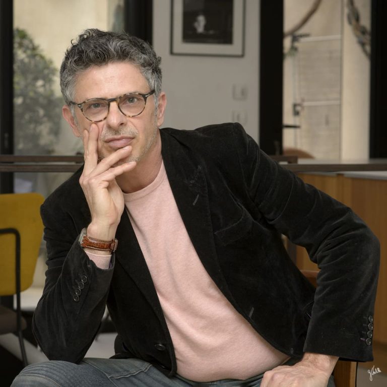 Séance photo corporate à Marseille avec le photographe portraitiste Germain Verhille, portrait professionnel d’un architecte réalisé en studio photo et dans son atelier. Photo de métier destinée à la communication visuelle, site internet, branding, portfolio, réseaux sociaux, supports marketing et e-réputation. Image mettant en avant l’univers créatif, l’espace de travail, les matériaux et le savoir-faire architectural