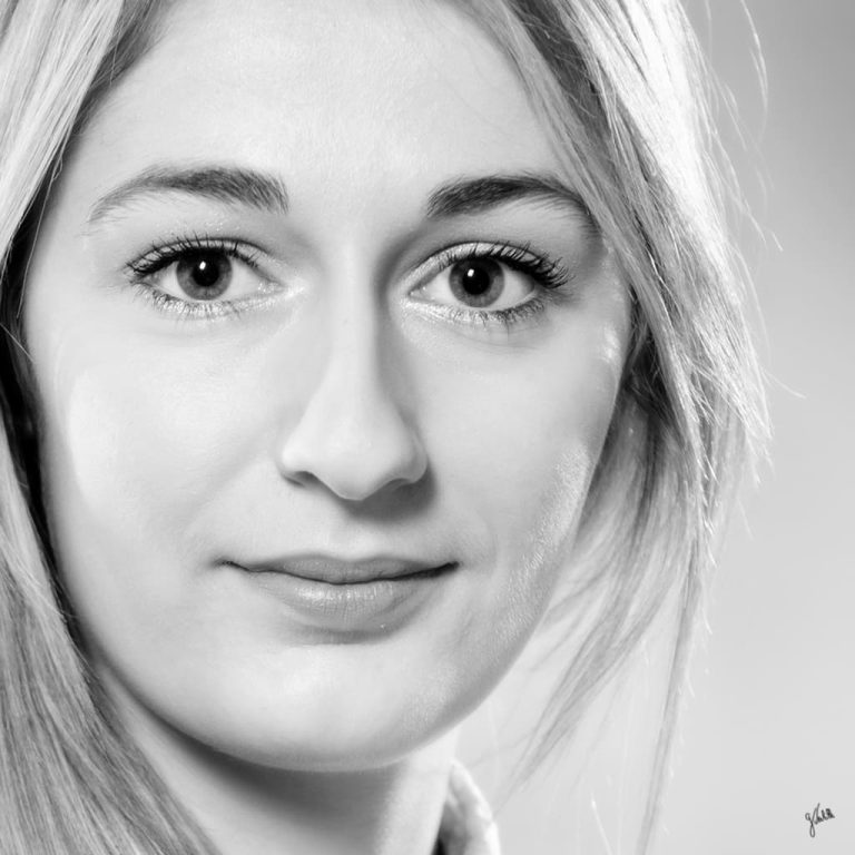 Photo CV Marseille, Portrait en noir et blanc d’une femme réalisé en studio à Marseille par Germain Verhille Photographe, illustrant le service de photo professionnelle pour CV, profil LinkedIn ou réseaux sociaux professionnels