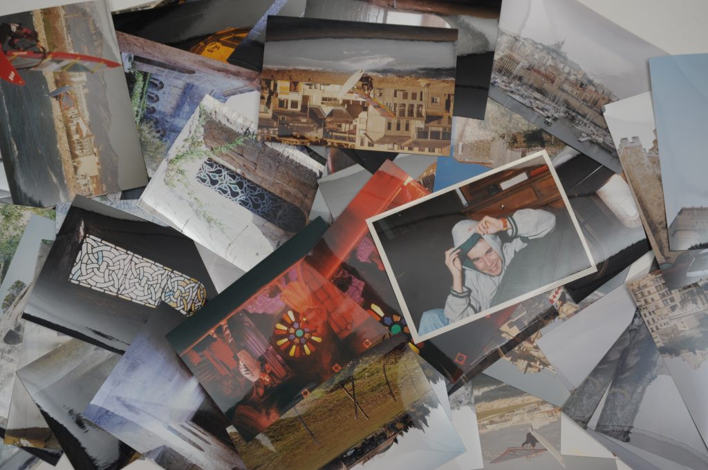 Photo couleur montrant des tirages photo en vrac, illustrant les services de tirage photo argentique et impression photo numérique proposés par le studio Germain Verhille Photographe à Marseille.