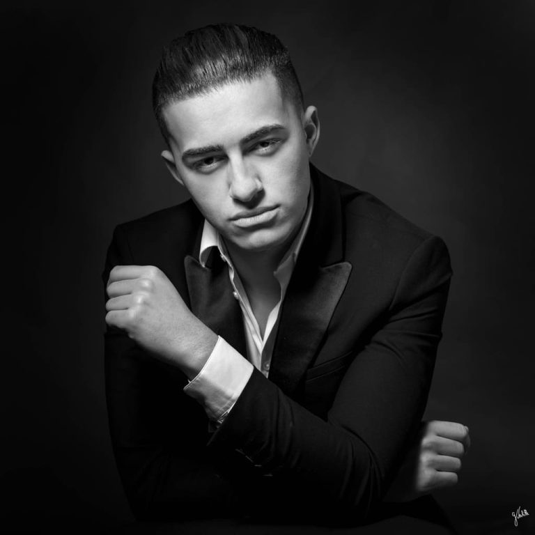 Photo en noir et blanc d’un homme en studio photo professionnel avec éclairage soigné, réalisée pour son book de comédien(ne), comédine(ien) et mannequin(e) à Marseille. Portrait en lumière studio destiné au portfolio de comédien(ne), comédine(ien) et mannequin(e), pris par Germain Verhille, photographe spécialisé en portraits professionnels et books de comédien(ne)s, comédine(ien)nes et mannequin(e)s à Marseille.
