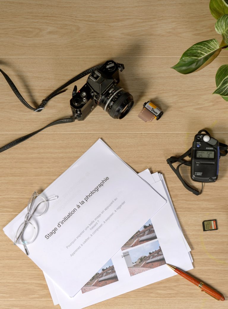 Stage de photographie à Marseille au Studio Germain Verhille Photographe, 13 rue Saint‑Pierre, 13005 Marseille. Cette photo présente un appareil photo professionnel, une fiche de révision des cours photo intitulée « Bases de la photographie » et un module de perfectionnement destiné aux personnes souhaitant approfondir leurs connaissances en prise de vue. Photo prise par Germain Verhille Photographe à Marseille
