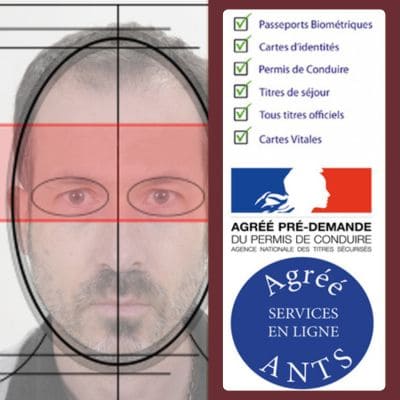 photographe agrée photos identité Marseille conformes pour tous documents officiels : CNI, carte d’identité, photo passeport, carte vitale, carte d’invalidité, carte de bus ou SNCF, image illustrant les normes officielles pour une photo d'identité conforme aux exigences de l'Agence Nationale des Titres Sécurisés (ANTS) en France. Sur la partie gauche de l'image figure le portrait d'un homme, encadré par des repères graphiques (lignes et ovales) servant à vérifier la conformité de la photo. Sur la partie droite, une liste de documents est affichée avec des coches vertes, indiquant que la photo est valide pour : passeports biométriques, cartes d'identité, permis de conduire, titres de séjour, tous titres officiels, et cartes Vitales, accompagné du texte « Agréé pré-demande du permis de conduire – Agence nationale des titres sécurisés ». En dessous, un badge rond bleu porte la mention « Agréé services en ligne ANTS ». L’ensemble vise à rassurer l’utilisateur sur la validité de la photo pour les démarches administratives officielles.