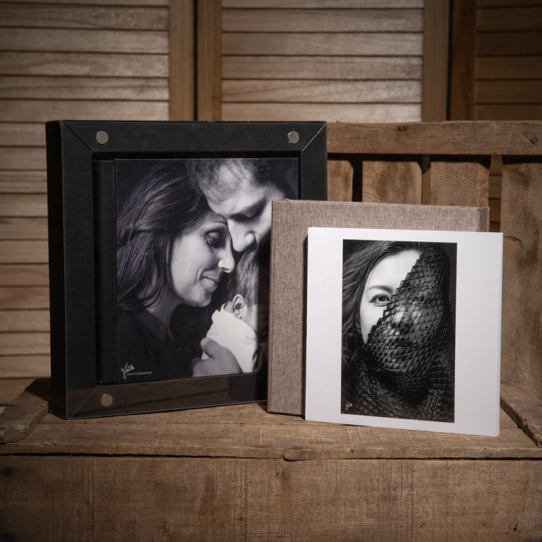 Photographe Marseille Germain Verhille - image de support photo pour après une séance photo de grossesse ou shooting photo de grossesse, séance de portrait de famille, séance pour portrait de nouveau-né, nourrisson, bébé ou enfant, séance photo de portrait de soi, séance de boudoir ou book photo. Album photo Gobook, coffret photo, tirage photo