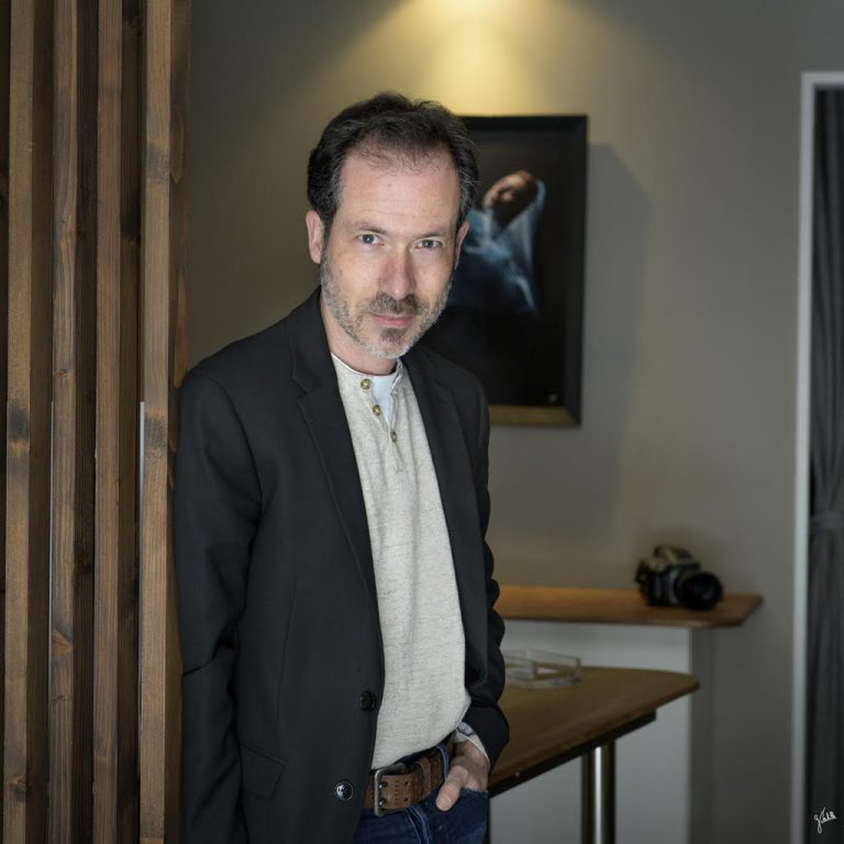 Photographe Marseille - Autoportrait du photographe Germain Verhille dans son studio photo à Marseille, proposant photos d’identité, tirages argentiques, impressions numériques, reportages de mariage, portraits en studio ou en extérieur, photos professionnelles, CV et LinkedIn