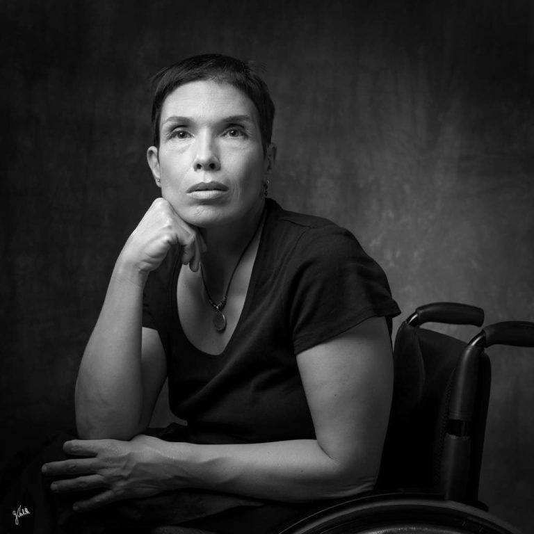 Photographe de portrait Marseille 38 Portrait en noir et blanc d’une femme réalisé en studio par Germain Verhille Photographe à Marseille, image pour présenter le service de séance photo de portrait de soi et portait d'art