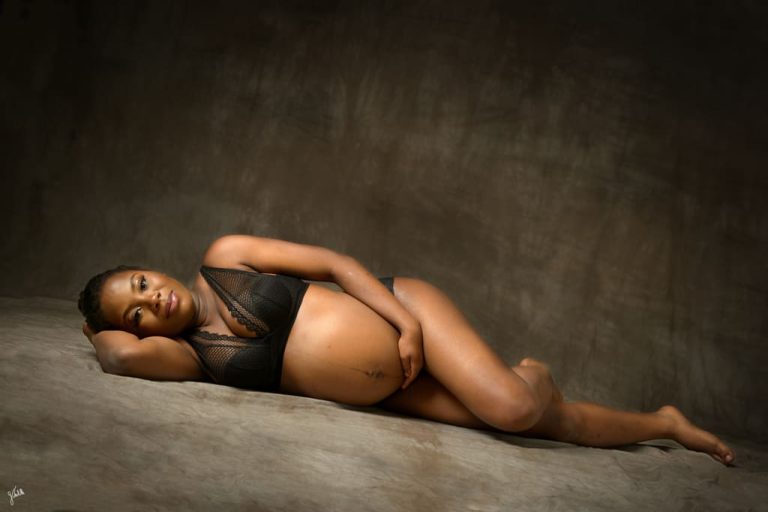 Photographe grossesse Marseille 9 Photographe de grossesse à Marseille – Portrait de femme enceinte photo prise pendant la séance photo de prise de vue de grossesse au studio de Germain Verhille