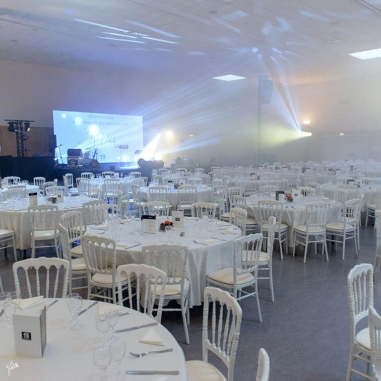 Photo d’une salle événementielle préparée pour un événement professionnel, illustrant le service de reportage événementiel proposé par Germain Verhille, photographe à Marseille. Image capturant l’ambiance, la scénographie et les détails d’un événement d’entreprise ou privé.