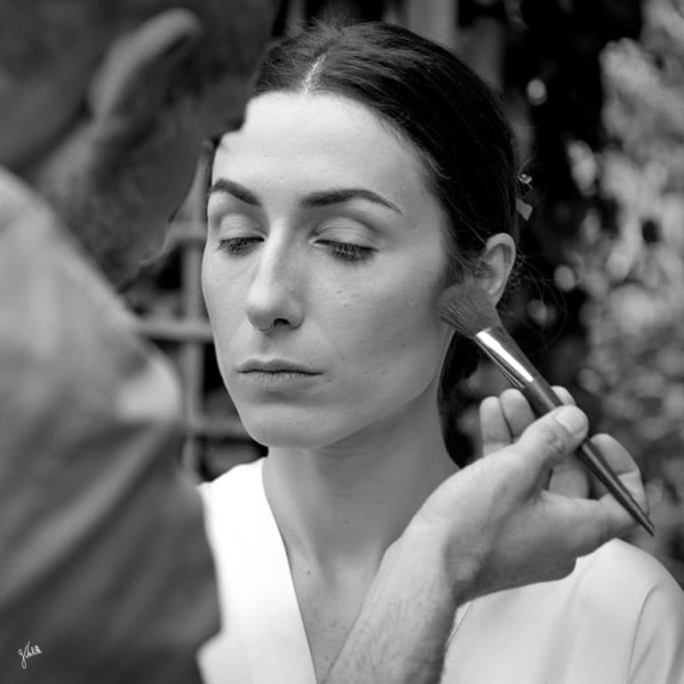 portrait en noir et blanc d’une mariée a été capturé lors des préparatifs le jour de son mariage. L’image fait partie d’un reportage photo réalisé par Germain Verhille Photographe, spécialisé en mariage à Marseille. Ce moment intime met en lumière la beauté naturelle, l’émotion et l’élégance de la future épouse avant la cérémonie, dans un style artistique et documentaire