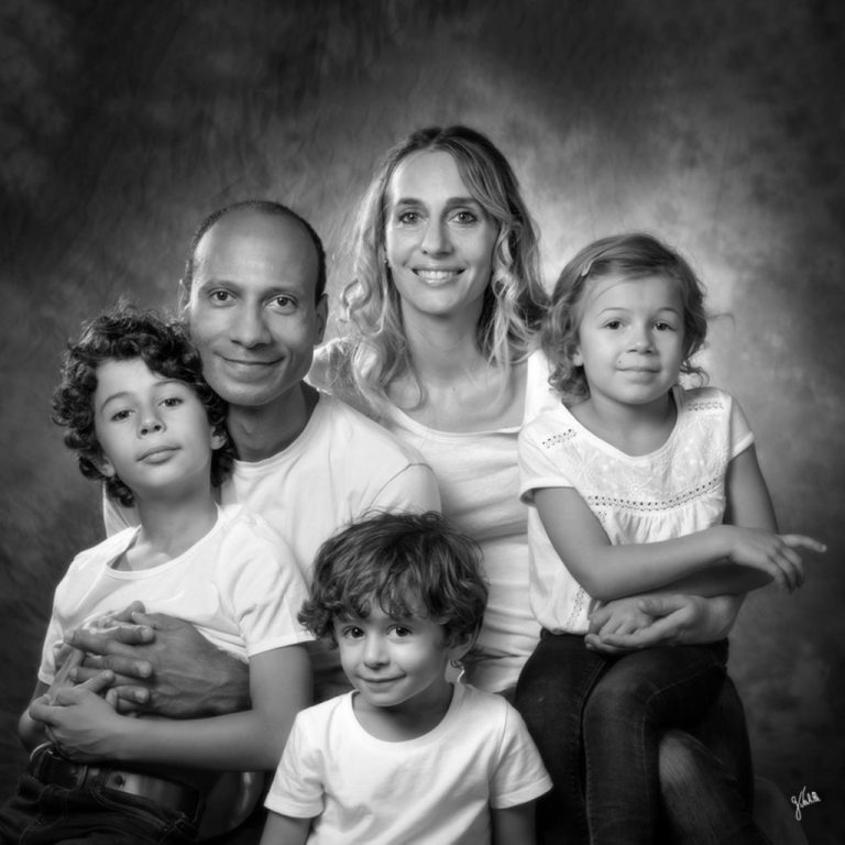 Photographe de famille Marseille – Portrait en noir et blanc d’une famille réalisée en studio par Germain Verhille Photographe. Séance photo familiale mettant en valeur la complicité, la tendresse et l'émotion partagée, idéale pour immortaliser des souvenirs intemporels.