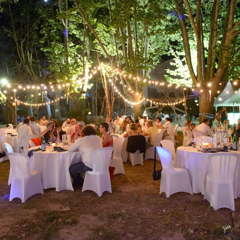 Photographe Mariage Marseille, PACA - Photo de soirée de mariage, capturant les moments festifs et joyeux des mariés et invités. Reportage photo mariage Provence avec photographe professionnel, immortalisant l’ambiance détendue, les danses et l’enthousiasme. Souvenirs vivants et authentiques d’une célébration mariage réussie, pleine d’émotions naturelles.