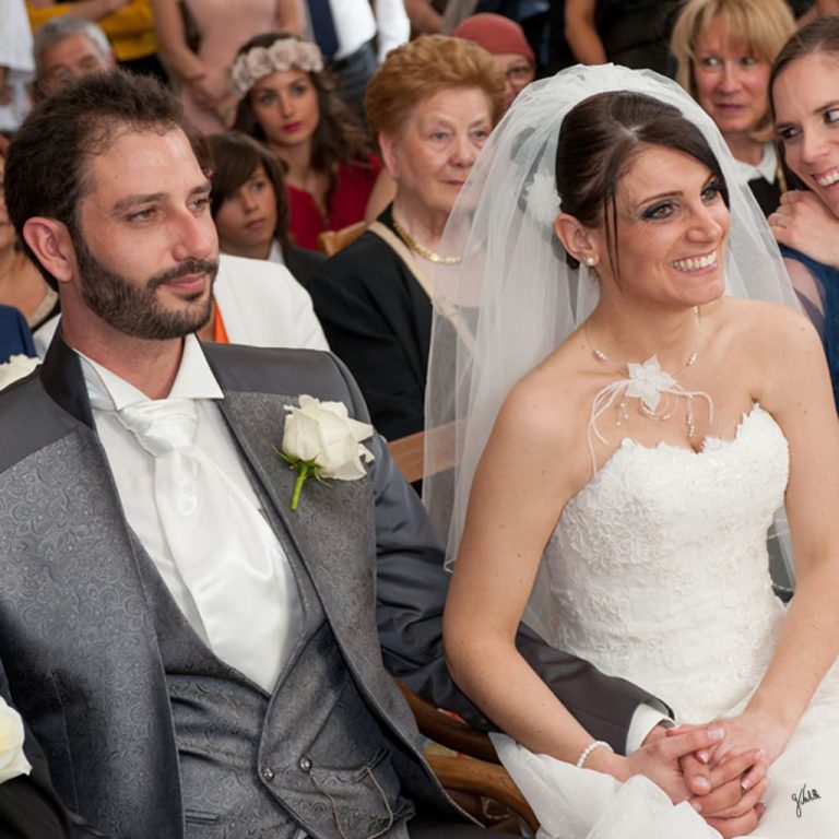Photographe mariage Marseille Germain Verhille – Photo de couple de mariés pendant leur cérémonie de mariage civil à la mairie, capturée dans un style naturel et élégant dans le cadre d’un reportage de mariage.